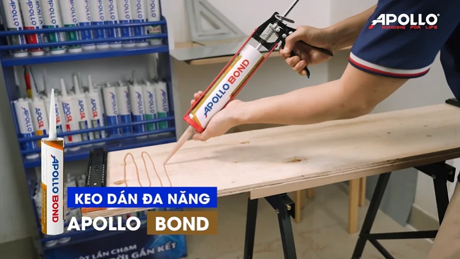Keo dán đa năng Apollo Bond là lựa chọn phù hợp để liên kết gương dẻo với tấm gỗ, giúp kết cấu bền chắc theo thời gian